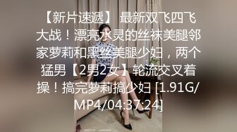 民宿洗澡间暗藏摄像头偷拍同团的妹子洗澡,大红的胸罩难道是来度蜜月