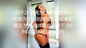 餐厅女厕全景偷拍多位撅着屁股尿尿的少妇