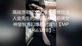 极品CP✅魔手》疯狂大胆坑神躲进商场女_厕独占一个坑位隔板缝中偸_拍各种B形妹子方便▲极限特写镜头快要碰到B了 (9)