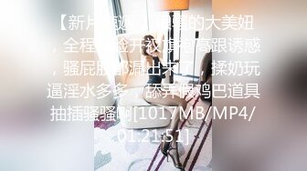 偷拍牛人晚上潜伏在别人家浴室窗外全景偷拍两个美女洗澡一个少妇一个年轻妹子颜值都不错很有撸点