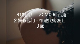 长相甜美妹子穿上连体网袜3P啪啪，特写大黑牛玩弄粉穴边后入边口交，妹子玩的很开心非常诱人